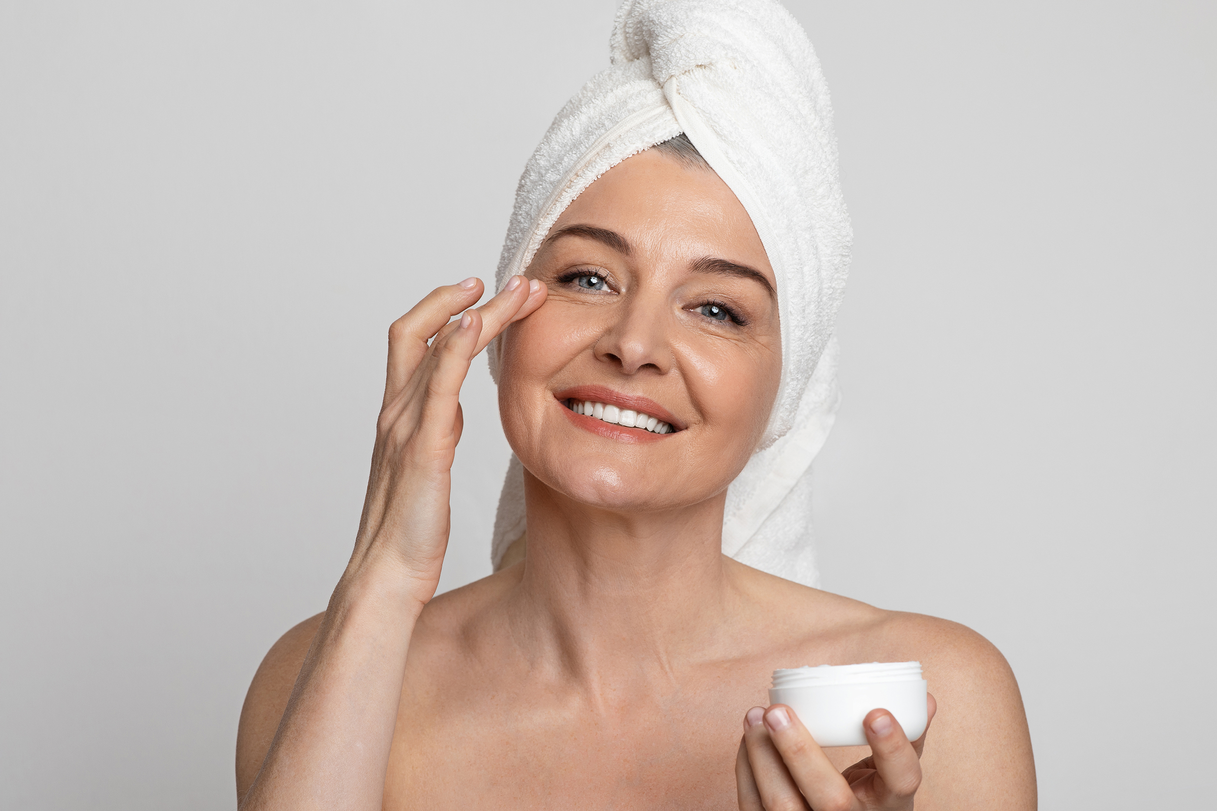 Augencreme korrekt anwenden - Unterschiede zur Gesichtspflege