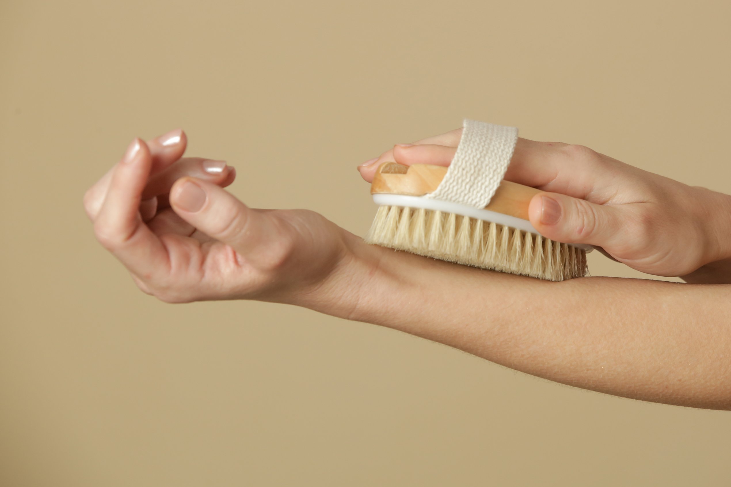 Die Bürstenmassage: Ihr Geheimnis für einen belebten Start in den Tag